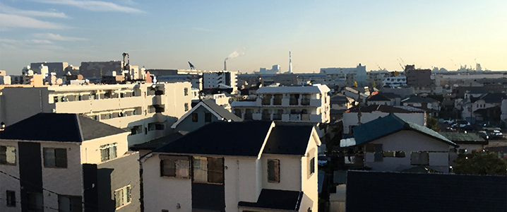 遠くまで住宅地の街並みが広がる写真